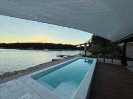 NEW Luxury Feel Good House by the Sea, Hotel in Ždrelac