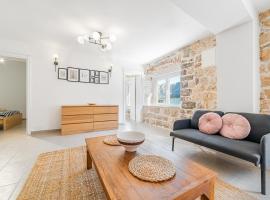 Seafront Apartment, Bay of Kotor, 2 Beds, Pets, hotel din Muo
