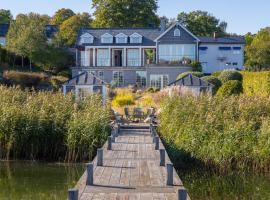 Architectural Waterfront Villa with Pool & Sauna, hôtel à Stockholm