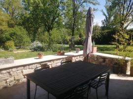 Beautiful and peaceful lodge, hôtel à Les Cabannes