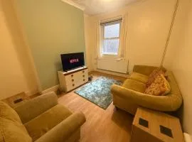 3 Bedroom Home Near Centre - Perfect for Family stays or Workers