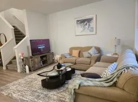 Edmonton Sunny's Homes 4 Beds Sleeps 5 AC