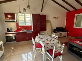 Spacious and quiet bungalow close to beaches, hotel din Sainte-Rose