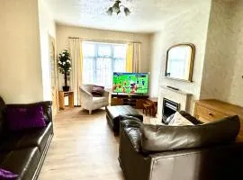Beautiful and Cosy 3-Bed House Parking Coventry Contractors,Family,Friends
