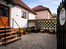 S-HOUSE Private Garden Escape Avrig Casă cu curte & terasă, 2 dormitoare, khách sạn ở Avrig