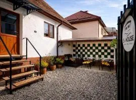 S-HOUSE Private Garden Escape Avrig Casă cu curte & terasă, 2 dormitoare