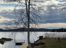 Mysig timmerstuga med sjötomt