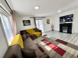 Spacious 3-Bed Home with Garden, Private Parking, Smart Tv's, Fast Wi-Fi