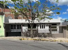 Casa Flor - 250m da praça de eventos, com garagem