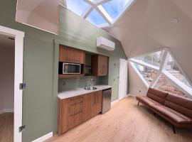 Blue Bayou Dome cottages, hotel di Dingwall