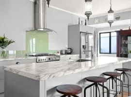 Central Family Home 5 min to CBD!