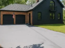 Clifford Luxury Retreat 3BR Self Check In Home