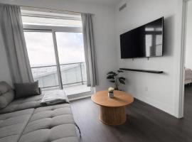 Luxurious Condo - Gym,Pool,Sauna,Bowling Alley,Hot Tub,Lounge, hotel en Kitchener