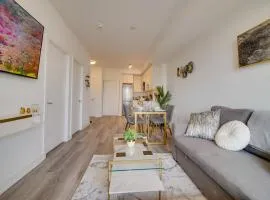 Modern Condo in Central KW with Gym