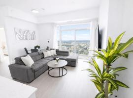 Skyline Luxury Suite Floor to Ceiling Views King Bed Balcony, hotel en Kitchener