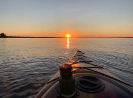 Hébergement Plage Robertson - Pods au bord du lac, hotel em Mashteuiatsh