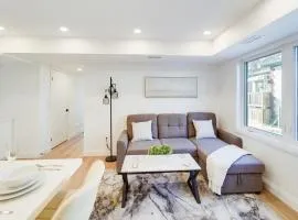 Contemporary Comfort 2BR Kitchener Escape