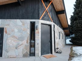 Luxury Big Sky Golf Course Retreat with Hot Tub – hotel w mieście Big Sky