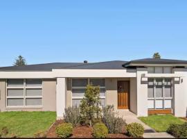 Brand New House at Redhead Beach, hotel din Redhead