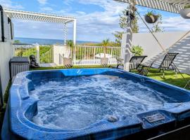 Marcoola Beachfront, private rooftop spa with stunning views!, hótel í Marcoola