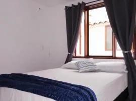 Habitación con baño privado y cama nueva doble en parque principal
