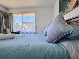 Modern 2BR Home - 1 King & 3 Singles - Near City Centre