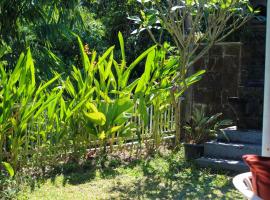 Charming 2BR Home Close to Pering Beach Gianyar, hotelli kohteessa Saba