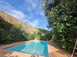 Maison vigneronne avec jardin et piscine, hotel i Bernis