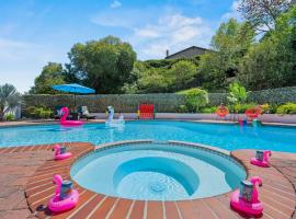 The Splash Society-Pool, Spa, Games, and Vibes, viešbutis mieste Ošensaidas