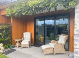 Clyde Garden Retreat-Sunny Patio & Outdoor Living