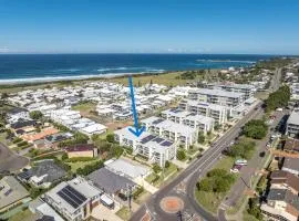 Beachside Bliss: Modern 3BR minutes to Caves Beach + Cafes