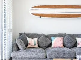 Beachside Bliss: Modern 3BR minutes to Caves Beach + Cafes