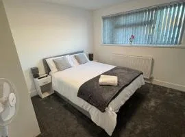 Near Heathrow - Studio - WiFi - Parking - Sleeps 2