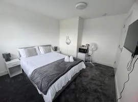 Near Heathrow - Studio - WiFi - Parking - Sleeps 2