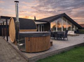 Fjordside Holiday Home with Hot Tub & Sauna, hotel u gradu Jægerspris