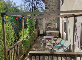 Belle maison cévenole, avec terrasse, jardin, et jacuzzi, hotel i Lasalle