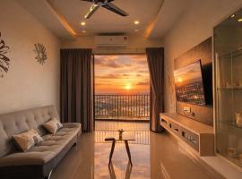 Sunset View 3BR Condo with Swimming Pool Free WiFi & Netflix near Lake Garden, ξενοδοχείο σε Taiping