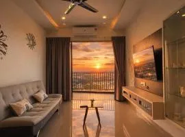 Sunset View 3BR Condo with Swimming Pool Free WiFi & Netflix near Lake Garden