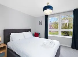 Spacious 4BR City Centre Apartment w/ Free Parking