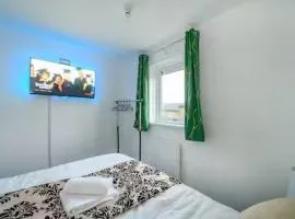 Bright Double Room LS16 Near Airport WiFi