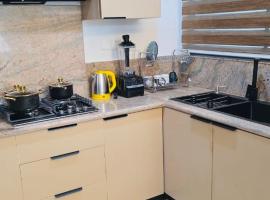 Grecel Luxury 3 Bedroom Apartment- F7, hotel v destinácii Ilado