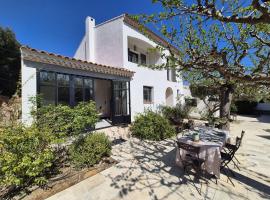 Villa avec piscine, climatisée, WIFI, plage à pied, hotel v destinácii Le Brusc