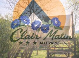 Camping 3 étoiles familial avec piscine et pataugeoire, khách sạn ở Allevard