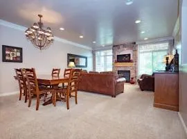 Powder Palace LS44 Ski Getaway Hot Tub & Games