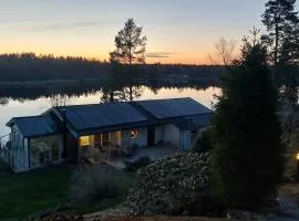 Lake house with jacuzzi, sauna & stunning sunset
