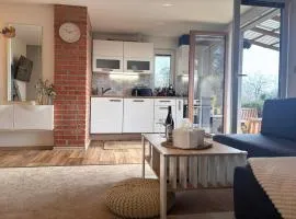 Domek u Prahy se zahradou, krbem & bazénem -------Cottage near Prague with garden, fireplace & pool