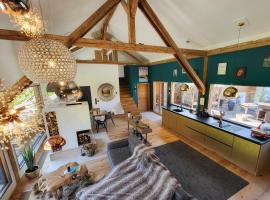 stylische Alpenlounge mit Pool, Blockhaus-Sauna und Jacuzzi für bis zu 12 Personen, Hotel in Bayrischzell