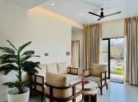 Riverfront 4BHK Pvt Pool terrace in Karjat, хотел в Dhamni