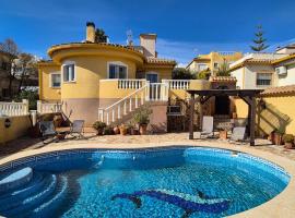 Private family villa with swimming pool and gym near Alicante, hotel en Castalla