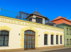 Villa Libri - víceúčelový prostor s ubytováním, hotelli kohteessa Rožďalovice